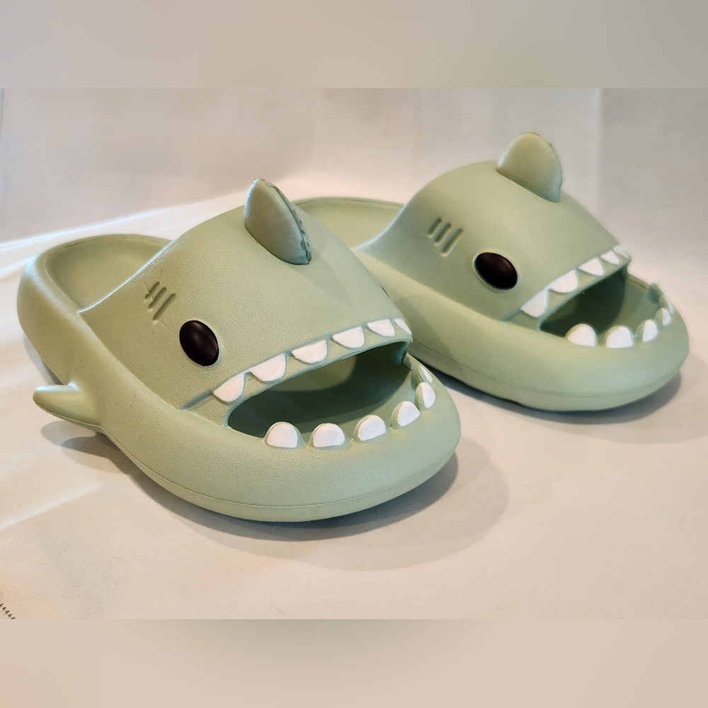 🦈 Original Shark Cloud Slides Women's US size 5.5-6.5 in Seafoam Green